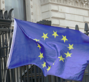 Kto wydaje europejski nakaz aresztowania - flaga UE